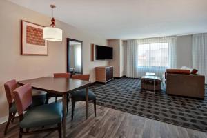 Habitación de hotel con mesa de comedor y sala de estar. en TownePlace Suites Las Vegas Airport South en Las Vegas