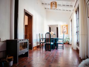 sala de estar con chimenea y mesa en Casa al pie de la Montaña en La Cumbre