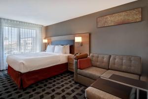een hotelkamer met een bed en een bank bij TownePlace Suites Las Vegas Airport South in Las Vegas