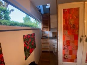 een keuken met uitzicht op een keuken met een raam bij Huisje Vivaldi in Den Bosch