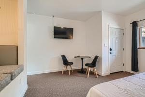 Postel nebo postele na pokoji v ubytování Uplift Inn