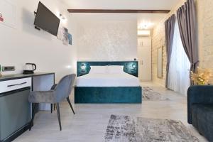特羅吉爾的住宿－Luxury Rooms "Kaleta"，配有一张床和一张书桌的酒店客房
