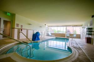 北坎頓的住宿－萬豪坎頓普林希爾套房酒店，在酒店房间的一个大型游泳池