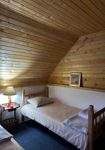 um quarto com uma cama num tecto de madeira em Holiday House Tara em Kolašin