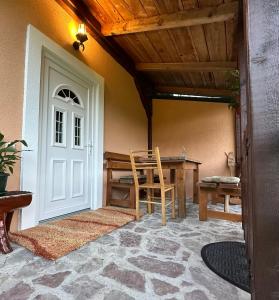 Cette chambre dispose d'une porte, d'une table et d'une chaise. dans l'établissement Holiday House Tara, à Kolašin