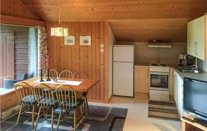 奧爾登的住宿－Flten Hyttegrend，厨房配有桌椅和冰箱。