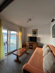 Μια τηλεόραση ή/και κέντρο ψυχαγωγίας στο Apartmani Tamaris