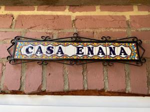 ein Schild an der Seite einer Ziegelmauer in der Unterkunft Casa Enana in Waldfeucht