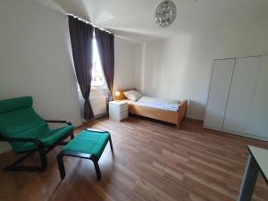 a room with a bed and a chair and a table at Privatzimmer an der Uniklinik Mainz in Mainz
