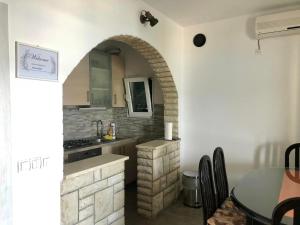 Η κουζίνα ή μικρή κουζίνα στο Apartmani Tamaris +23 φωτογραφίες