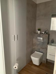 łazienka z toaletą i umywalką w obiekcie Klimaty Bałtyku Pod linami ul Daglezji 93 Dziwnów w Dziwnowie
