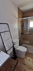 ラス・ネグラスにあるVistas mar y montaña LasNegrasのバスルーム(トイレ、ガラス張りのシャワー付)