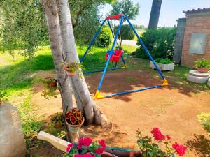 CollemezzanoにあるCasa Vacanze Nonna Tellaの木の横の庭のブランコ