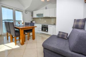Kuchyň nebo kuchyňský kout v ubytování Apartments Silvana