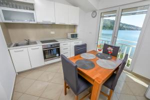 Kuchyň nebo kuchyňský kout v ubytování Apartments Silvana