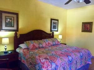 um quarto com uma cama com uma colcha colorida em HOTEL QUINTA SANTA CECILIA em Cuatrociénegas de Carranza