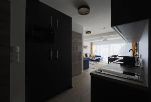 Kuchyňa alebo kuchynka v ubytovaní Villa Bauhaus Gold