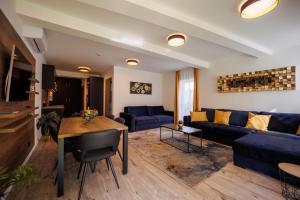 Villa Bauhaus Gold في سيوفوك: غرفة معيشة مع أريكة زرقاء وطاولة
