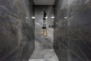 Kúpeľňa v ubytovaní Villa Bauhaus Gold + 25 fotografií
