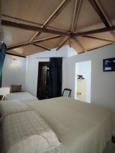 1 dormitorio con 2 camas en una habitación en Bangalô Panorâmica, en Conde