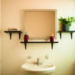 łazienka z umywalką i lustrem na ścianie w obiekcie Apartment jacuzzi Ocean view w mieście Cabo San Lucas