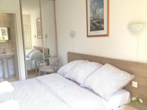Postel nebo postele na pokoji v ubytování Hôtel De La Mer