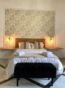 a bedroom with a large bed with a large wall at Apartamentos Makao Puerta del Olivillo in Jerez de la Frontera