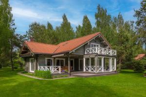 een klein huis met een oranje dak bij Vila Shakti in Rudžionys