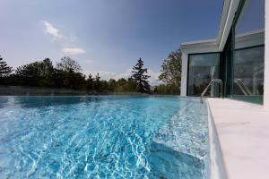 Bazén v ubytovaní Villa Bauhaus Gold alebo v jeho blízkosti