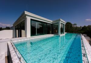 Bazén v ubytovaní Villa Bauhaus Gold alebo v jeho blízkosti