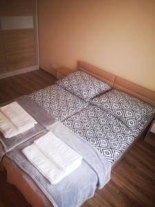 ein Bett mit zwei Kissen auf einem Zimmer in der Unterkunft Urokliwy apartament in Sandomierz