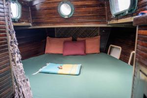 ein kleines Bett im hinteren Teil eines Wohngebäudes in der Unterkunft San Blas Sailing Experience With Us! in El Porvenir