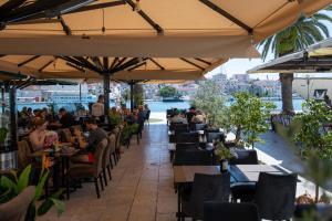 Reštaurácia alebo iné gastronomické zariadenie v ubytovaní Luxury Rooms "Kaleta"