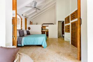 Casa Picaflor في لاس تاريناس: غرفة نوم بسرير ومروحة سقف