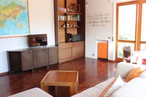 - un salon avec un canapé et une télévision dans l'établissement Casa Basso, à Loano