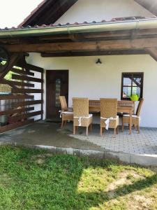 un patio con una mesa de madera y sillas. en Chaloupka Stanětice, 