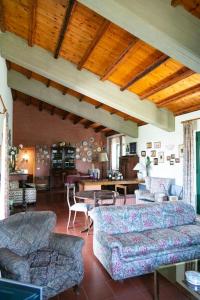 sala de estar con sofá y mesa en Villa Etna, en Nicolosi