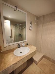 uma casa de banho com um lavatório e um espelho em Apartamento Playa del Faro em Garrucha