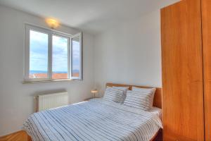 Postel nebo postele na pokoji v ubytování Anmarie Apartments Crikvenica