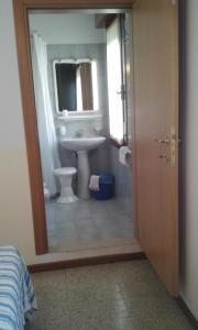 Ein Badezimmer in der Unterkunft Albergo Villa Garda