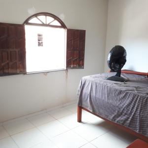 una habitación con una cama con un casco encima en Casa da Ilha de Boipeba, en Isla de Boipeba