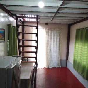 cocina con escalera en una habitación con ventana en Klay's tiny home, en San Isidro