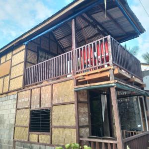 uma casa com um deque ao lado dela em Klay's tiny home em San Isidro