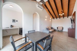- une salle à manger avec une table et des chaises dans l'établissement Villas Coral Huatulco, à Santa Cruz Huatulco