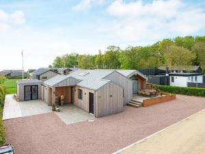 una imagen de una casa con entrada en Luxury Retreat with Sea View - By Traum Ferienwohnungen, en Haderslev