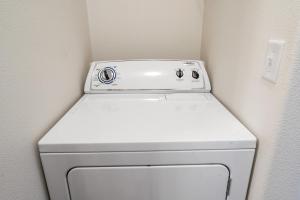 een witte wasmachine en droger in een kleine kamer bij Alpine #1 in West Yellowstone