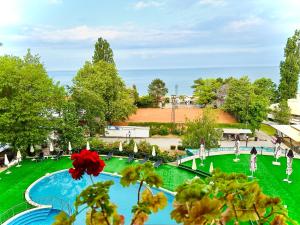 uma vista para um parque com uma piscina em Palm Beach Hotel - All Inclusive with Free beach package & Private Beach em Golden Sands