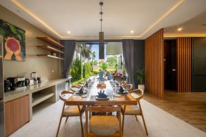 ein Esszimmer mit einem langen Tisch und Stühlen in der Unterkunft Chiama Sun Bali - Private Luxury Villa in Dalung