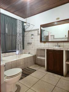 uma casa de banho com um WC, uma banheira e um lavatório. em Hostel El Pretal em Libéria