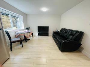 A seating area at New 2 bedrooms King & Queen beds Guest suite